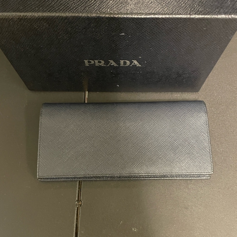 Prada Elegant Black Leather Card Holder